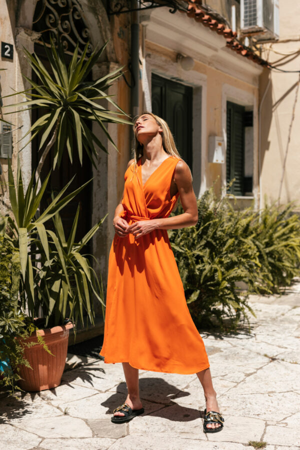 Φόρεμα κρουαζέ μίντι με άνοιγμα και ζώνη πορτοκαλί 60363-201