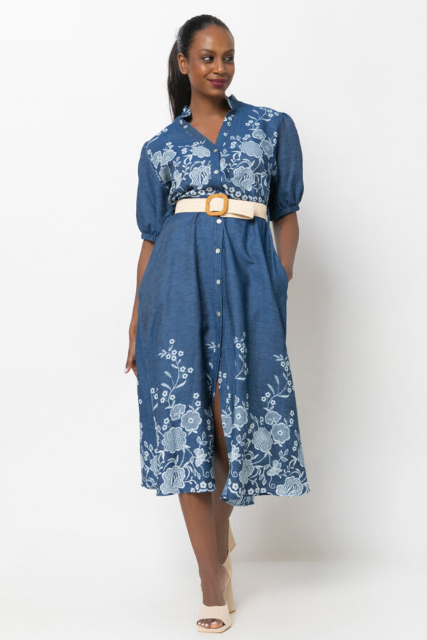 Φόρεμα σεμιζιέ τύπου denim με σχέδια και ζώνη μπλε 80322-206