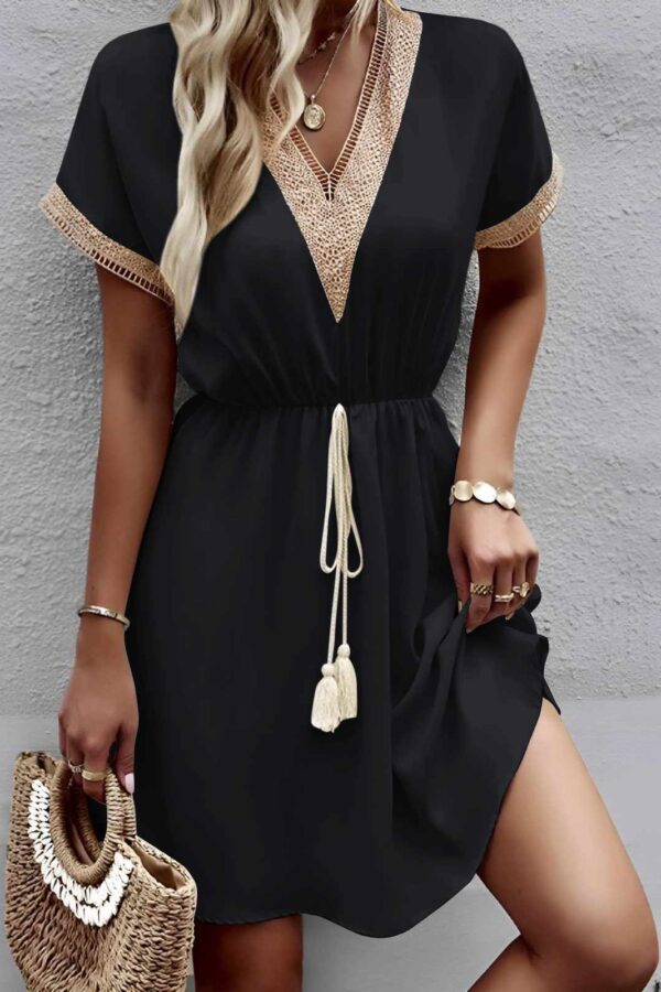 Φόρεμα με δαντέλα και ζώνη με φουντάκια μαύρο 10358-201